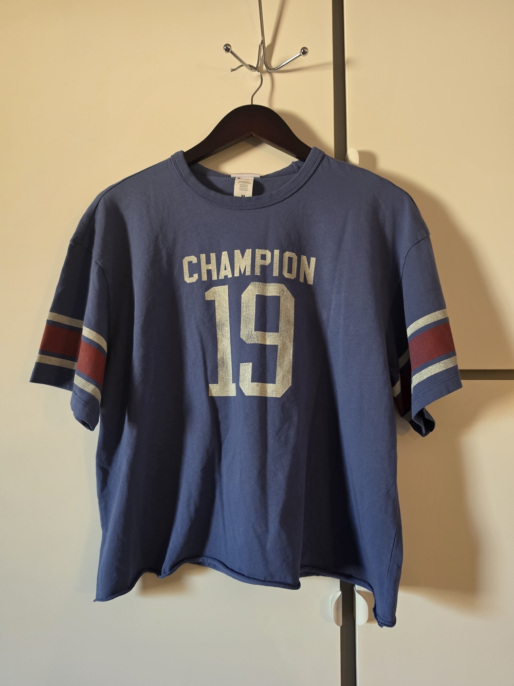 blue Champion cropped t-shirt
Size M